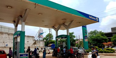 DISTRICT KATNI, INDIA - 24 Temmuz 2019: Asya 'daki Reliance petrol servis istasyonu, motorlar ve arabalar için yakıt ve benzin istasyonları, uzun mesafeli araçlar için motor dinlenme istasyonları, petrol istasyonu.