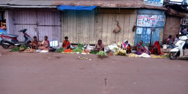DISTRICT KATNI, INDIA - 28 Temmuz 2019: Yolda taze sebze satan Hint köyü fakir kadınları, sokak üzerinde yerel tarım dükkanının köşesini düzenleyin.