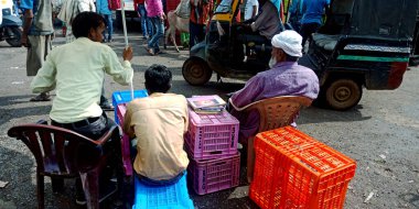 DISTRICT KATNI, INDIA - 29 Temmuz 2019: Asyalı köylüler tarafından en büyük açık hava pazarlarında satılmak üzere taze bir sebze hediyesi geniş bir doğal ürün ve yiyecek çeşitliliği sunuyor.