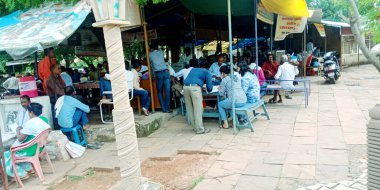 DISTRICT KATNI, Hindistan - 29 Temmuz 2019: Açık pazar yerindeki yerel gıda köşesinde toplanan Hintli şehir insanları.