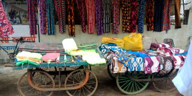 DISTRICT KATNI, INDIA - 29 Temmuz 2019: Hint sokak giysileri kadın kıyafetleri için renkli geleneksel mağazalar olan nakliye atölyesinde sergileniyor.