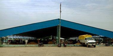 DİSTRİK KATNI, Hindistan - 30 Temmuz 2019: buğday ve pirinç depolama deposu. Hindistan 'da tarım ürünü depolanması.