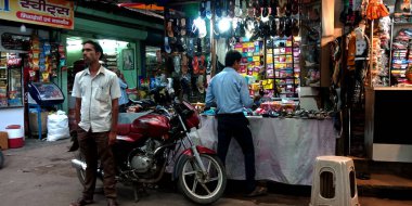 DISTRICT KATNI, INDIA - 2 Ağustos 2019: Resepsiyondaki bisikletçinin önündeki Hint sokağı mahalle dükkânı.