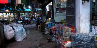 DISTRICT KATNI, INDIA - HAZİRAN 02, 2019: Sokakta birden fazla ürün satan Hindistanlı mallar ticari amaçla yolda düzenleniyor.