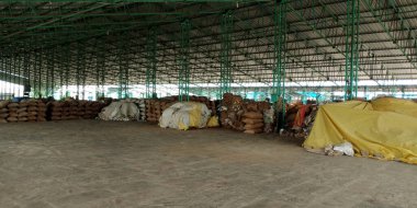 DISTRICT KATNI, INDIA - AĞUSTOS 03, 2019: Tarım ürünleri pazarında tam buğday çuvallarının depolandığı iç tesis.