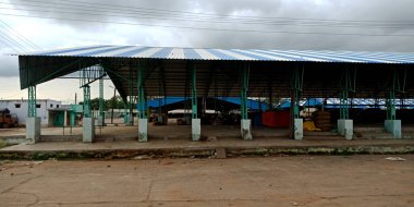 DİSTRİK KATNI, Hindistan - 3 Ağustos 2019: buğday ve pirinç depolama deposu. Hindistan Hükümeti tarafından depolanan tarım ürünü.