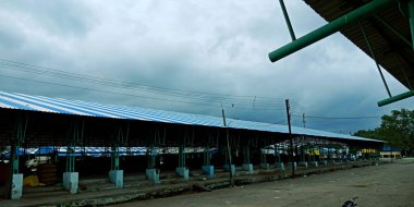 DİSTRİK KATNI, Hindistan - 3 Ağustos 2019: Buğday ve pirinç deposu için Depo çevresindeki gökyüzü manzarası. Hindistan Hükümeti tarafından depolanan tarım ürünü.