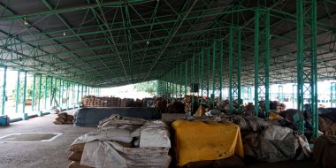 DISTRICT KATNI, Hindistan - 3 Ağustos 2019: Buğday ve pirinç depolama için Asya köyü doğal gıda pazarı deposu. Hindistan Hükümeti tarafından depolanan tarım ürünü.