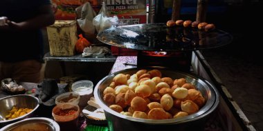 DISTRICT KATNI, Hindistan - Ağustos 02, 2019: Panipuri veya Golgappa, Hindistan 'da yaygın olarak rastlanan bir sokak atıştırmalığı. Yuvarlak, içi aromalı su ve diğer sohbet maddeleriyle dolu içi boş bir puri..