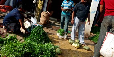 DISTRICT KATNI, INDIA - 04 Ağustos 2019: Asyalı bir adamın en büyük açık hava pazarlarında satmak için aldığı taze bir sebze hediyesi geniş bir doğal ürün ve yiyecek çeşitliliği sunuyor.