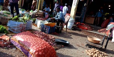 DISTRICT KATNI, INDIA - 04 Ağustos 2019: Asyalı bir adamın en büyük açık hava pazarlarında satmak için sunduğu taze sebze çuvalları geniş bir doğal ürün ve yiyecek çeşitliliği sunuyor.