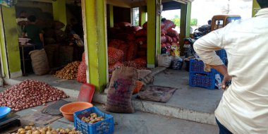 DISTRICT KATNI, INDIA - 04 Ağustos 2019: Asyalı bir adamın en büyük açık hava pazarlarında satmak için sunduğu taze sebze stokları geniş bir doğal ürün ve yiyecek çeşitliliği sunuyor.