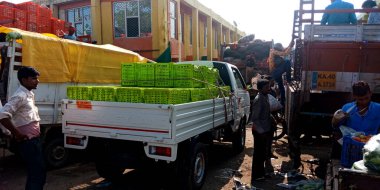 DISTRICT KATNI, INDIA - 04 Ağustos 2019: En büyük açık hava pazarlarında taze bir sebze taşımacılığı geniş bir doğal gıda ve ürün çeşitliliği sunar.