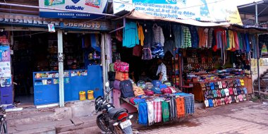 DISTRICT KATNI, INDIA - Ağustos 05, 2019: Bunun gibi küçük giyim mağazaları şehrin yoksul kesimlerinde en yaygındır. Turistler Hindistan 'ın rengini görebilir..