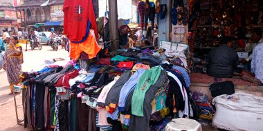 DİSTRİKT KATNI, INDIA - 06 Ağustos 2019: Çeşitli giyim tarzları olan Asyalı fakir giysi mağazası.