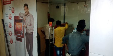 DİSTRİK KATNI, INDIA - Ağustos 06, 2019: Hindistan halkı Hindistan 'daki ICICI bankasının ATM sayacında toplandı.