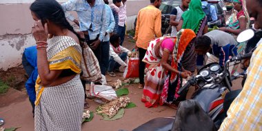 DİSTRİK KATNI, INDIA - 06 Ağustos 2019: Küçük bir kırsal köydeki meyve ve sebze dükkanında genç bir Hintli adam