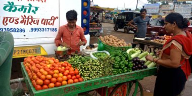 DİSTRİK KATNI, INDIA - 06 Ağustos 2019: Küçük bir kırsal köydeki meyve ve sebze dükkanında genç bir Hintli adam