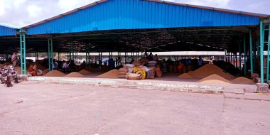 DISTRICT KATNI, INDIA - 07 Ağustos 2019: Hindistan hükümetinin batan mavi çelik gölgelik binası, tarım ürünlerinin satıldığı yer.