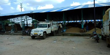 DISTRICT KATNI, INDIA - 07 Ağustos 2019 Hindistan taşımacılık aracı India godwown Gıda şirketine yükleme.