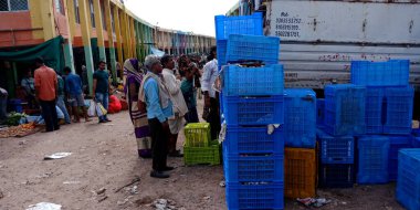 DISTRICT KATNI, INDIA - AĞUSTOS 07, 2019: Hint çiftçilerinin tarım ürünleri pazarından uzak tutulan boş sebze karatları.