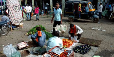 DISTRICT KATNI, INDIA - AĞUSTOS 07, 2019: Hint çiftçilerinde domates satan Asyalı yerel halk tarım ürünü pazar üretiyor.