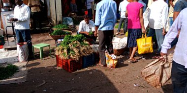 DISTRICT KATNI, INDIA - AĞUSTOS 07, 2019: Hintli çiftçi tarım ürünleri pazarı üreten adam.