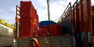 DISTRICT KATNI, INDIA - 07 Ağustos 2019: Açık tarım taze sebze pazarında bir miktar soğan karatlarını pazara taşımak.