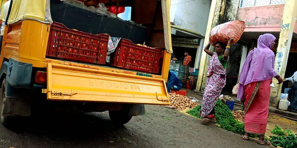 インドのディストリクト カンティ 2019年7月29日 野菜のクレートは 自然生産市場の場所で車両を輸送する際に手配します — ストック写真
