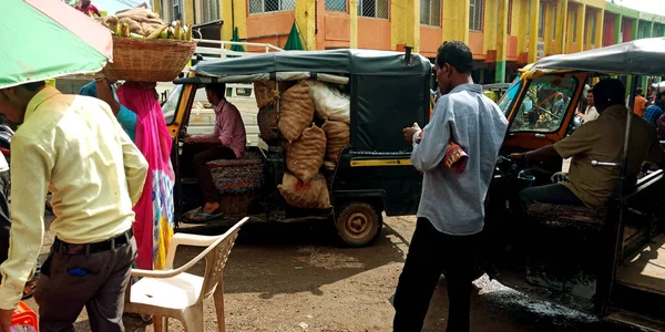 インドのディストリクト カンティ 2019年7月29日 屋外市場で最大の自動車による新鮮な野菜輸送は さまざまな自然食品や商品を提供しています — ストック写真