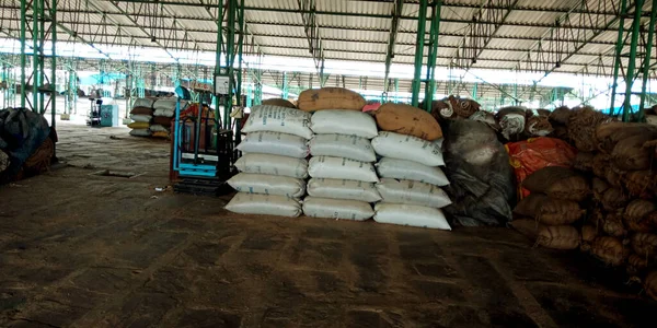 DİSTRİK KATNI, INDIA - Ağustos 03, 2019: Tarım ürünlerinde tam buğday çuvalları depolanması pazar üretimi.