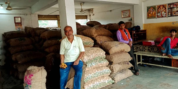 District Katni India Αυγουστοσ 2019 Ασιάτες Χωρικοί Που Πουλάνε Πατάτες — Φωτογραφία Αρχείου