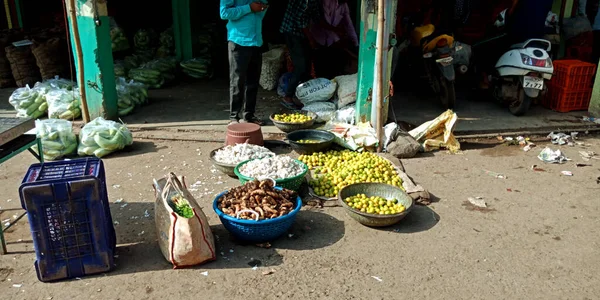 DİSTRİK KATNI, INDIA - 07 Ağustos 2019: Açık tarım taze sebze pazarında taze meyve ve sebze çeşitliliği.