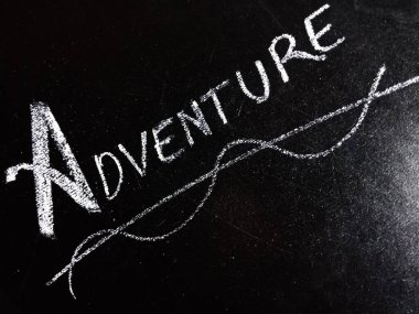 Öğrenme ve eğitim amaçlı bilinç terminolojisi için yazı tahtasında sergilenen macera kelimesi.