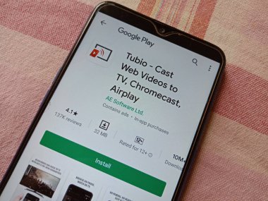 DISTRICT KATNI, INDIA - MAYIS 04, 2020: Tubio web klipleri TV Chromecast Airplay akıllı telefon android uygulaması için teknolojik farkındalık için Google oyun mağazası portalında sunuldu.