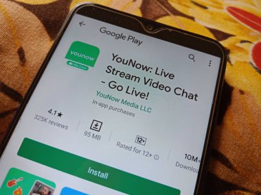 DISTRICT KATNI, INDIA - MAYIS 04, 2020: Şu anda canlı görüntülü sohbet uygulaması akıllı telefon android uygulaması Google 'da teknolojik farkındalık için oyun mağazası portalında sunuluyor..