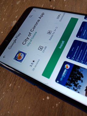 DISTRICT KATNI, INDIA - MAYIS 04, 2020: Corona uygulaması android uygulaması dijital sağlık farkındalığı için akıllı telefondan sunuldu.