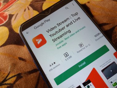 DISTRICT KATNI, INDIA - MAYIS 04, 2020: Video Stream Top youtuber ve canlı yayınlanan akıllı telefon android uygulaması Google oyun mağazası portalında teknolojik farkındalık için sunuldu.