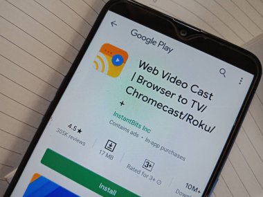 DISTRICT KATNI, INDIA - MAYIS 04, 2020: İzole edilmiş cep telefonunda görüntülenen android uygulamaları için web video tarayıcısı.
