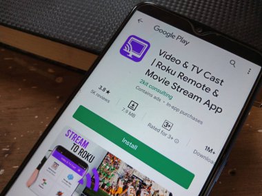 DISTRICT KATNI, INDIA - MAYIS 04, 2020: Video ve TV oyuncuları Roku ve film akışı android uygulamaları izole edilmiş cep telefonunda görüntülendi.