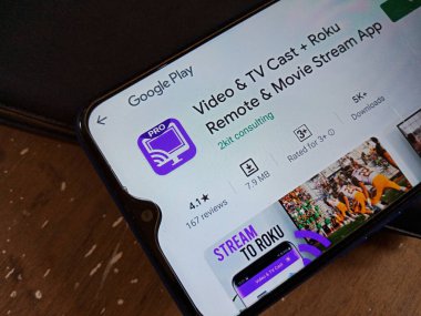 DISTRICT KATNI, INDIA - MAYIS 04, 2020: Video ve TV oyuncuları Roku ve film akışı android uygulamaları izole cep telefonunda görüntülendi.