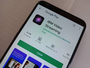 DISTRICT KATNI, INDIA - MAYIS 04, 2020: IBM video yayın android uygulamaları izole cep telefonunda görüntülendi.