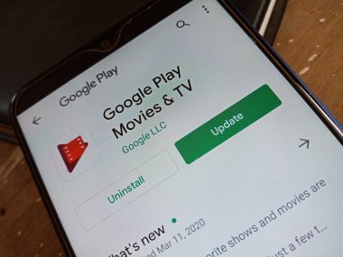 DISTRICT KATNI, INDIA - MAYIS 04, 2020: Google oyun filmleri ve TV android uygulamaları izole cep telefonunda görüntülendi.