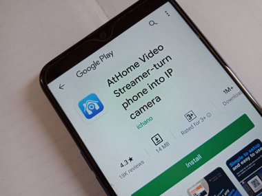 DISTRICT KATNI, INDIA - MAYIS 04, 2020: Ev videosu düzenleyicisi, telefonu izole edilmiş cep telefonunda görüntülenen IP kamera android uygulamalarına dönüştür.