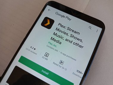 DISTRICT KATNI, INDIA - MAYIS 04, 2020: Pleks akım filmleri müziği ve izole edilmiş cep telefonlarında görüntülenen diğer android uygulamalarını gösteriyor.