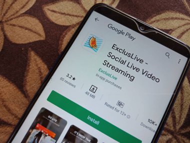 DISTRICT KATNI, INDIA - MAYIS 04, 2020: Yalıtılmış cep telefonlarında izole edilmiş sosyal canlı video android uygulamaları.