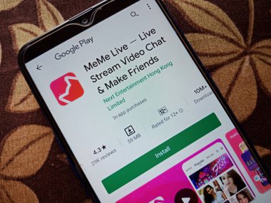 DISTRICT KATNI, INDIA - MAYIS 04, 2020: MeMe canlı yayın görüntülü sohbet ve izole edilmiş cep telefonu android uygulamaları yapmak.