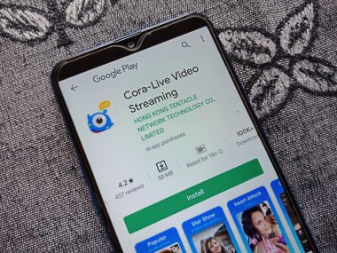 DISTRICT KATNI, INDIA - Mayıs 04, 2020: Cora dijital ekranda izole edilmiş akıllı telefonlarda görüntülenen canlı video android uygulamaları.