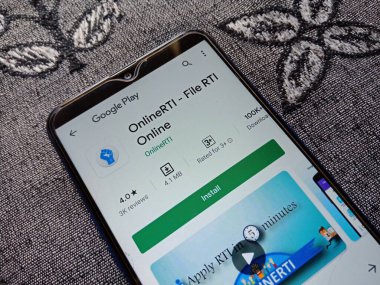 DISTRICT KATNI, INDIA - MAYIS 04, 2020: Çevrimiçi RTI dijital ekranda izole edilmiş akıllı telefonlarda android uygulamaları görüntüleme hakkı.