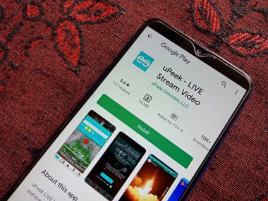 DISTRICT KATNI, INDIA - MAYIS 04, 2020: Upeek Live stream Video uygulama yazılımı google oyun portalında izole edilmiş akıllı telefon ekranında sunuldu.